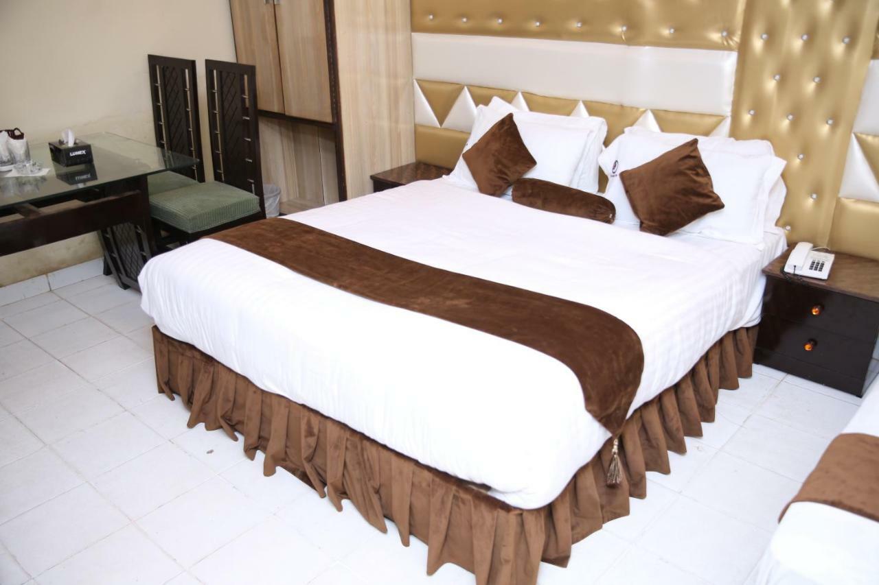 Premier Inn Gulberg Lahaur Zewnętrze zdjęcie